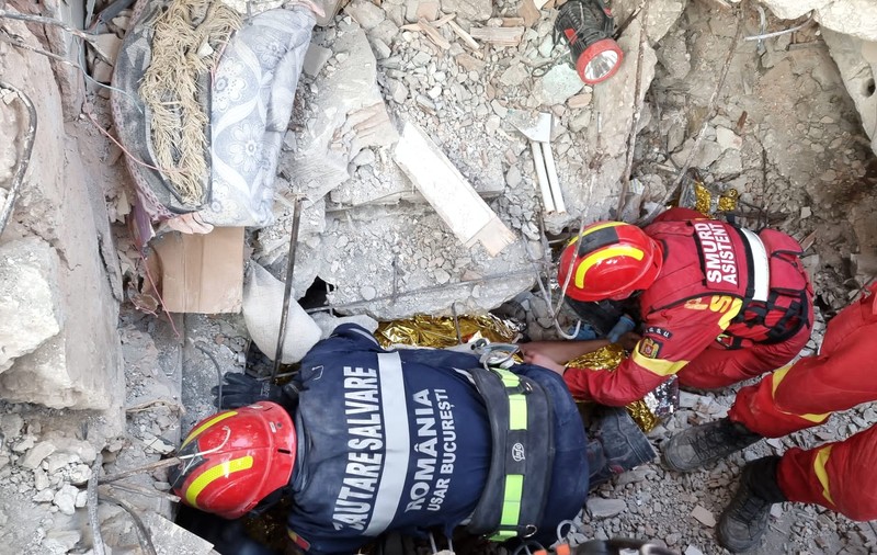 „Mai există speranță!”. Salvatorii români din Turcia au scos un tânăr de sub dărâmături, la 149 de ore de la cutremur