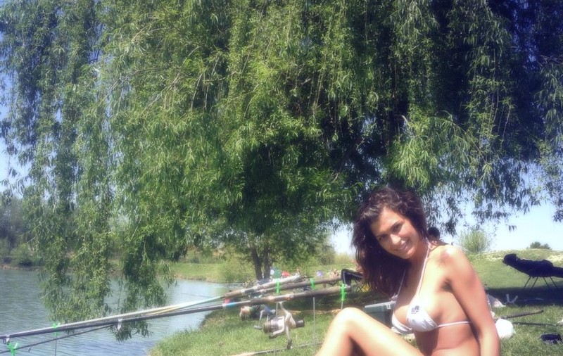 Mădălina Pamfile radiază de fericire atârnată de gâtul unui bărbat! |FOTO