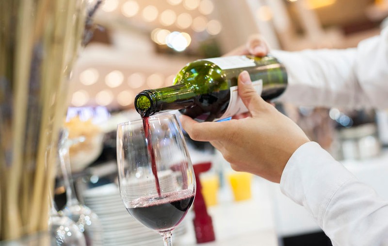 FOTO | Un client a fost servit, din greșeală, cu o sticlă de vin în valoare de 5.000 de euro