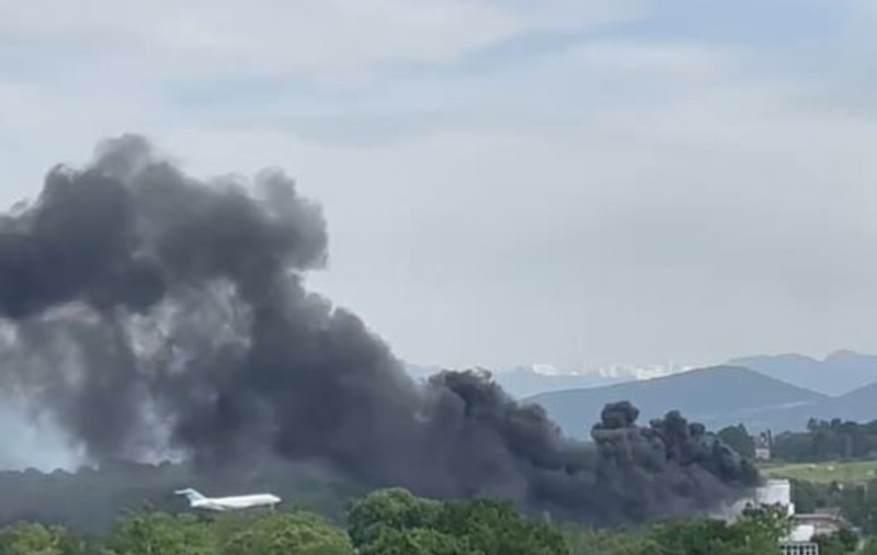 VIDEO | Incendiu puternic lângă aeroportul din Geneva. Traficul aerian a fost perturbat