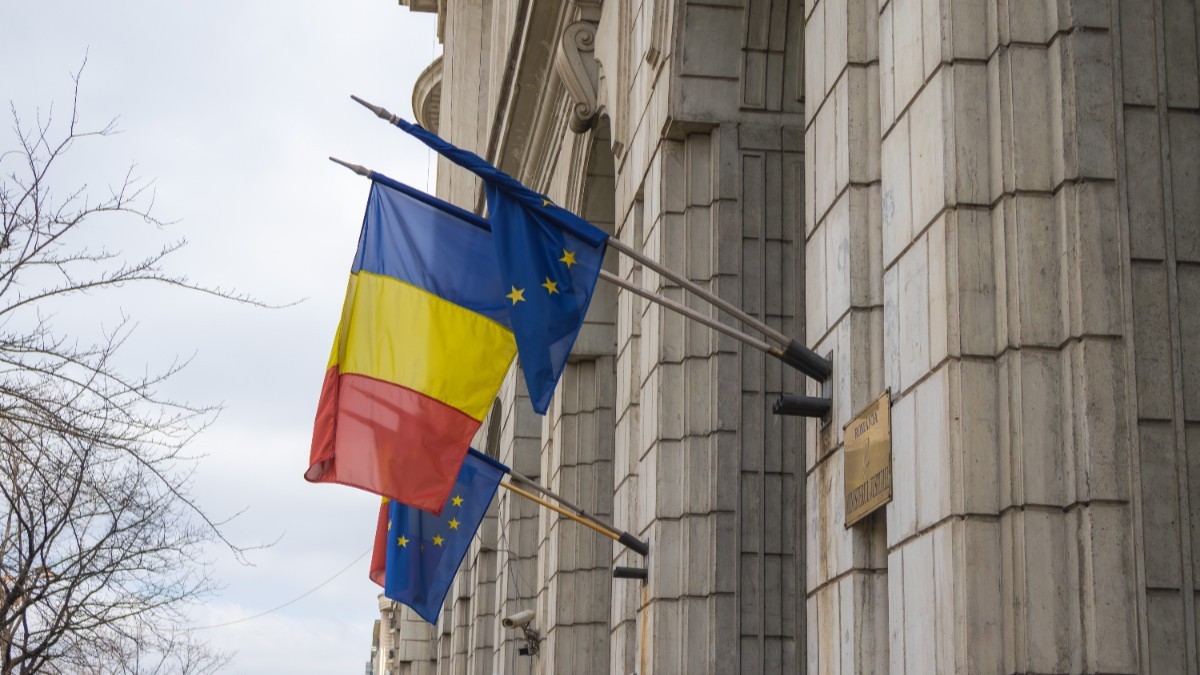 Steagul României, alături de steagul Uniunii Europene, la intrarea în sediul unei instituții din București