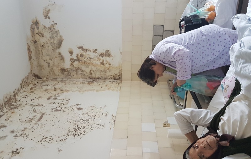 Pacienții Secției de Boli Infecțioase din Arad nu au apă caldă. Bolnavii se spală cu șervelețe umede