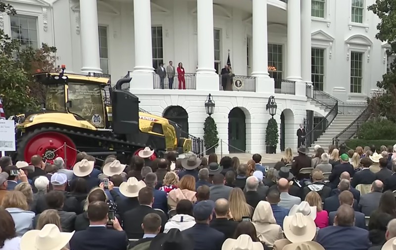 Donald Trump a lansat site-ul OnlyFarms și a adus „un tractor de aur” la Casa Albă: „Tocmai v-am dat 12 miliarde de dolari”