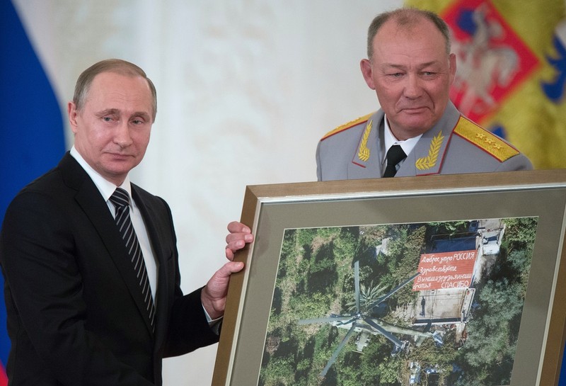Alexandr Dvornikov și Vladimir Putin, în 2016, când președintele rus l-a decorat pe general pentru participarea sa la luptele din Siria. Foto: Profimedia Images