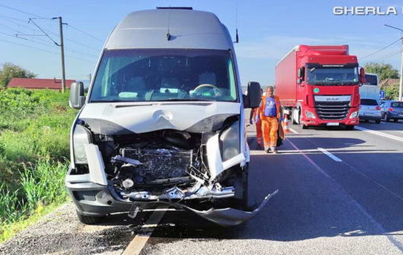 Doi bărbați au murit, după ce au fost loviți de o autoutilitară pe trecerea de pietoni din Jucu de Mijloc