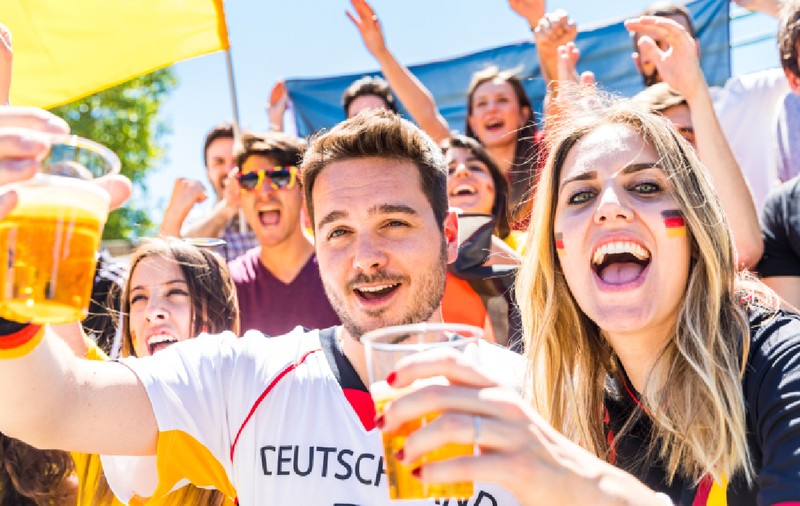 Berea cu alcool ar putea fi din nou permisă pe stadioane: proiectul de lege a primit avizul CES