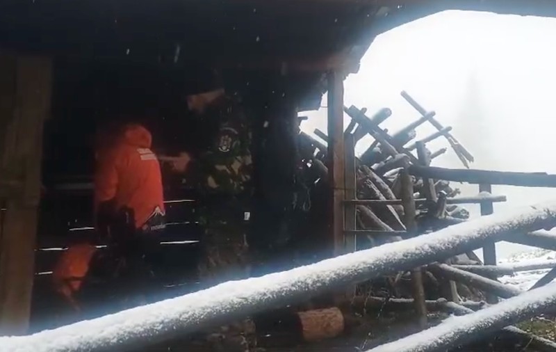 Trei ucraineni au trecut Munţii Maramureșului în România și au cerut ajutor din cauza frigului și a ninsorii. Unul a ajuns la o stână: „Era în adidași”