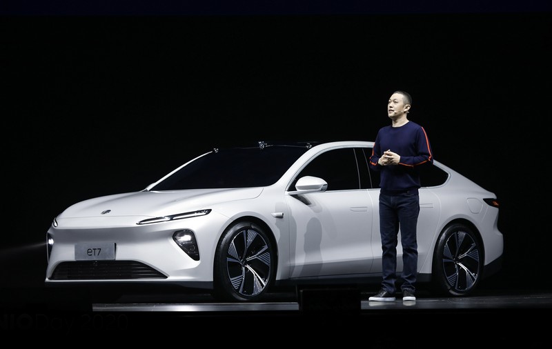 Se încinge lupta între producătorii de mașini electrice. Tesla vânează un designer pentru China, iar NIO a lansat un sedan cu o autonomie de 1.000 km