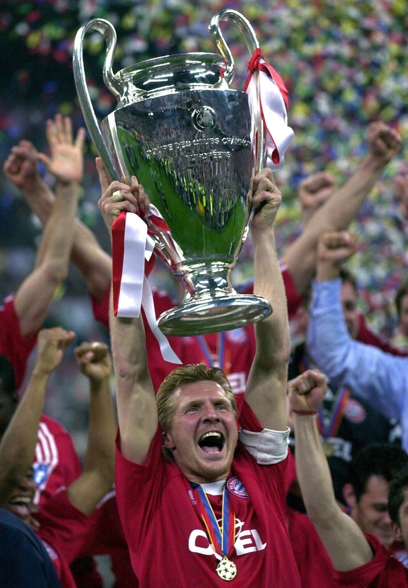 MIL80 - 20010523 - MILAN, ITALY: Bayern Munich captain Stefan Effenberg holds the cup and celebrates after his team won the UEFA Champions League final in Milan on Wednesday, 23 May 2001. Bayern Munich were crowned champions after beating Spanish team FC Valencia 5-4 on penalties. EPA PHOTO EFE/ALBERTO ESTEVEZ/MK-fob