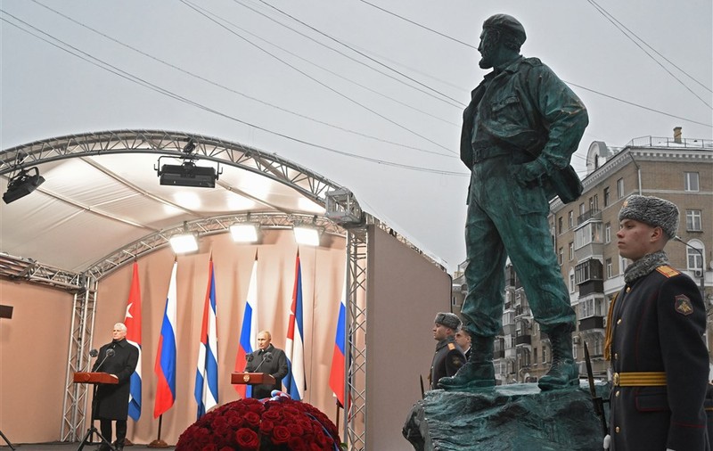 Putin a dezvelit la Moscova, alături de președintele Cubei, o statuie a „camaradului" Fidel Castro. SUA, denunțate drept „imperiul yankeu"