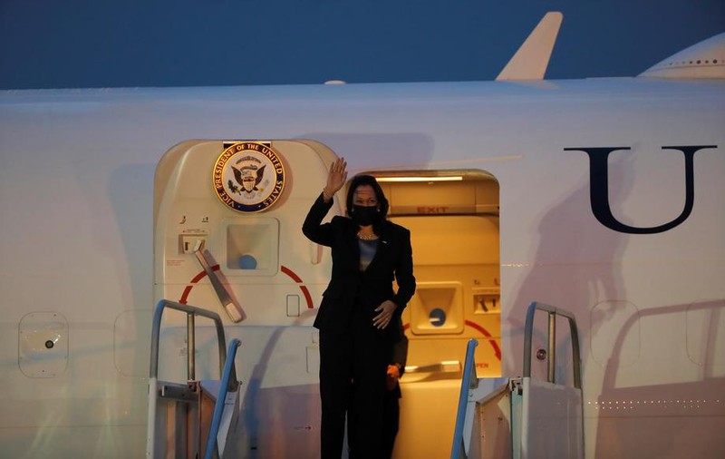 Avionul vicepreşedintei SUA, Kamala Harris, s-a întors la sol, din cauza unei probleme tehnice. „Am spus o mică rugăciune, dar suntem bine"