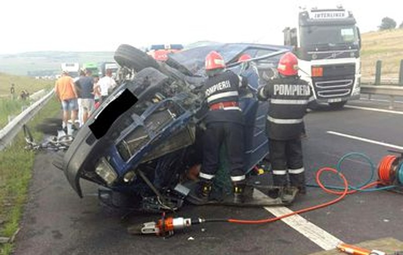 Mesajul dur al unui poliţist pentru cei care au asistat pasivi la un accident în care au fost implicați și doi copii: „80% din cei opriţi au scos telefoanele să filmeze”
