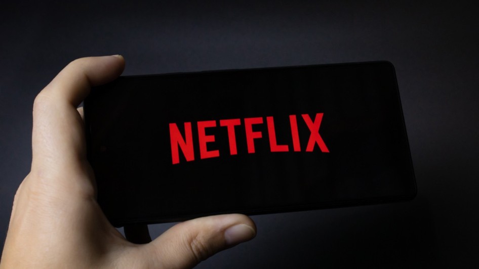 Un telefon pe care scrie Netflix