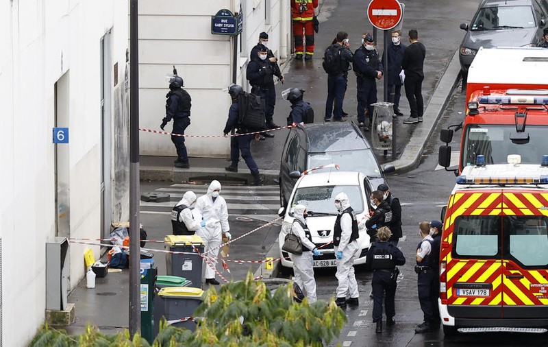Un pakistanez de 18 ani, principalul suspect al atacului de la Paris. A dat vina pe republicarea caricaturilor Charlie Hebdo