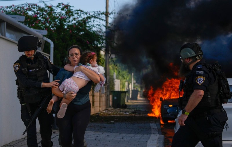 „Netanyahu, te implor, trimite elicopterele!” Ostaticii luați de Hamas - copii, vârstnici, soldați - vor influența răspunsul militar al Israelului în Gaza