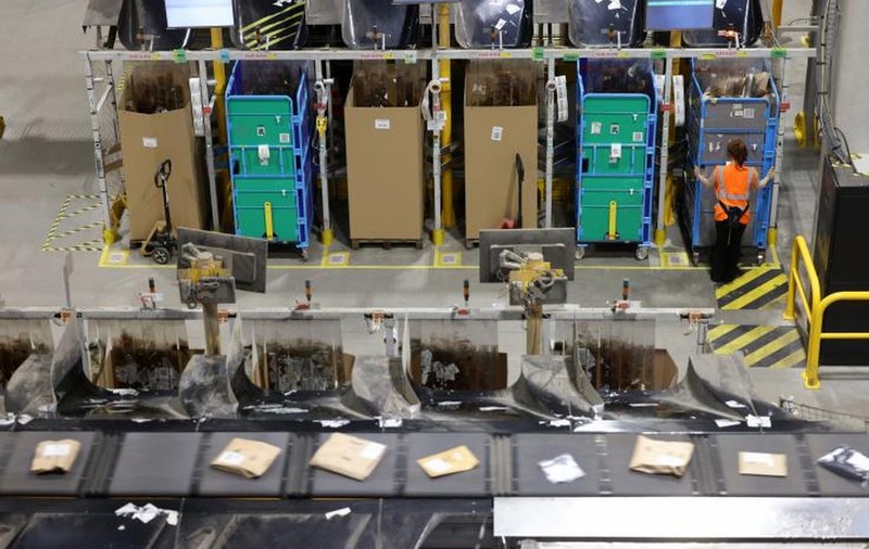 Trei șoferi români de TIR care transportau colete Amazon au fost filmați când au furat marfă de 900.000 de euro, în Franța