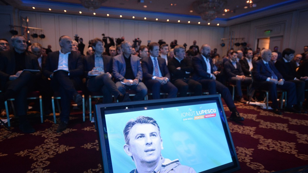 Răzvan Burleanu a unit Generația de aur. Hagi și Popescu s-au făcut ”frați” cu Lupescu doar ca schimbe conducerea FRF