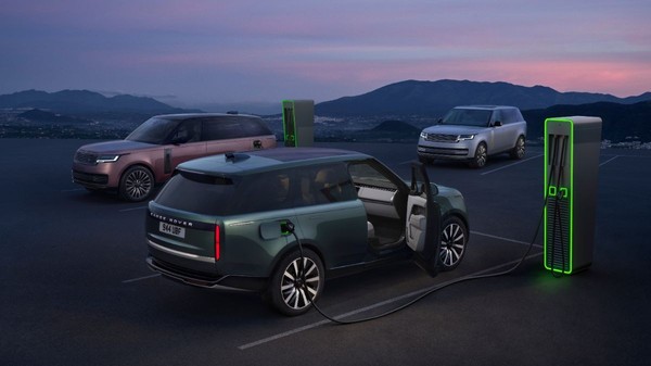 Range Rover devine electric, cu 600 km autonomie, 550 CP și un design apropiat de modelul V8. Foto: JLR
