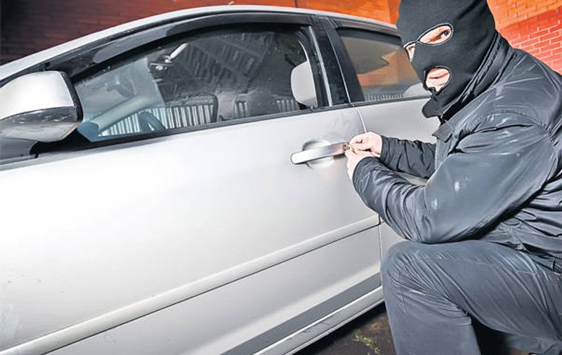 Iaşi: A furat maşina cu tot cu copilul proprietarului. Hoţul este căutat de poliţişti