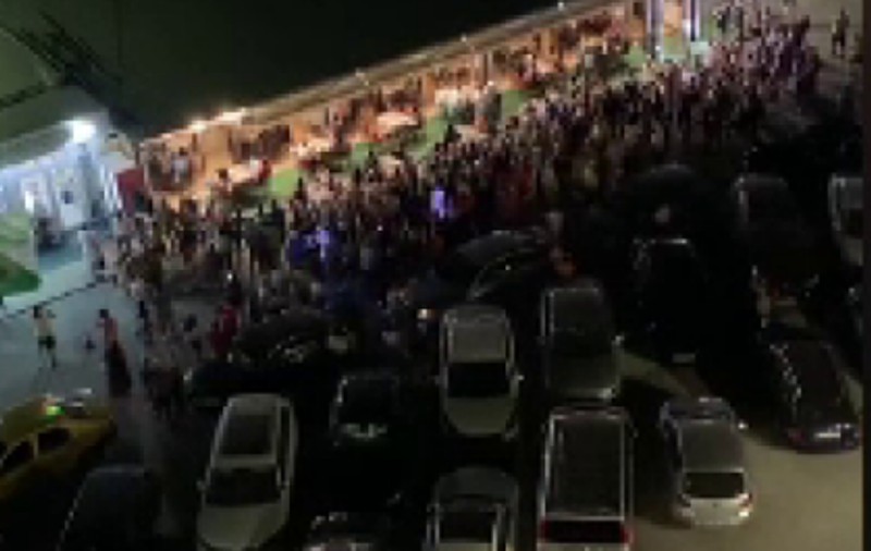 VIDEO | Sute de persoane la un concert al lui Vali Vijelie în Mamaia. Cântărețul a fost amendat, iar lumea dispersată de poliție