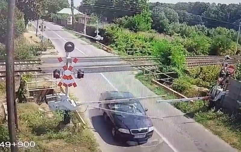 Un șofer a fost filmat cum rupe o barieră de cale ferată din Brazi, într-o zonă în care trenurile circulă cu 140 kilometri/oră