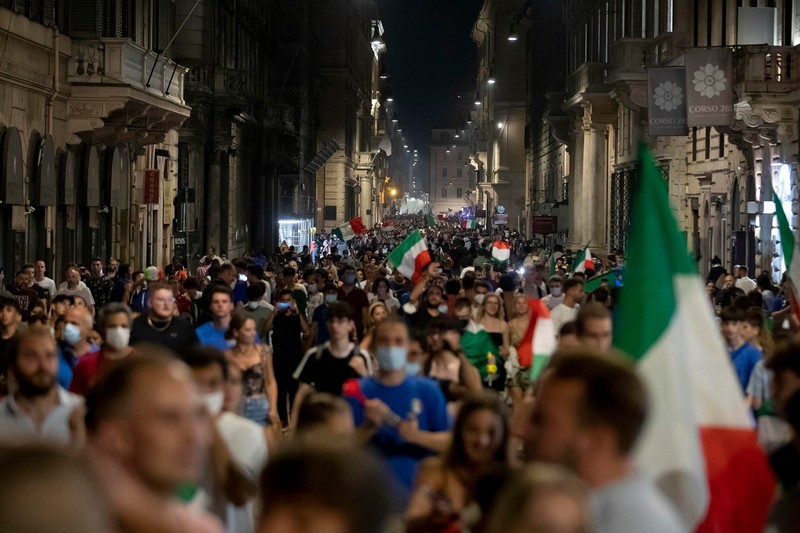 Străzile capitalei Italiei, Roma, inundate de suporteri, imediat după meci Foto: EPA-EFE/MASSIMO PERCOSSI