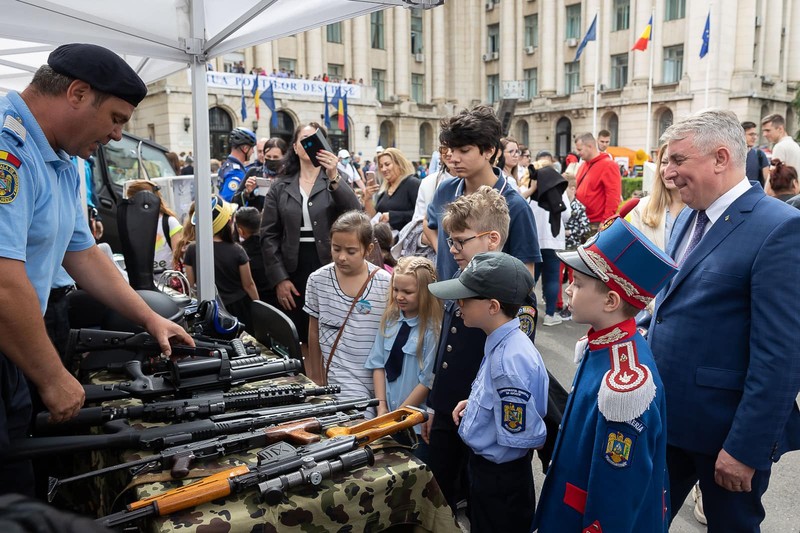 Ministrul de interne și mai mulți copii, de Ziua Porților Deschise Foto: MAI