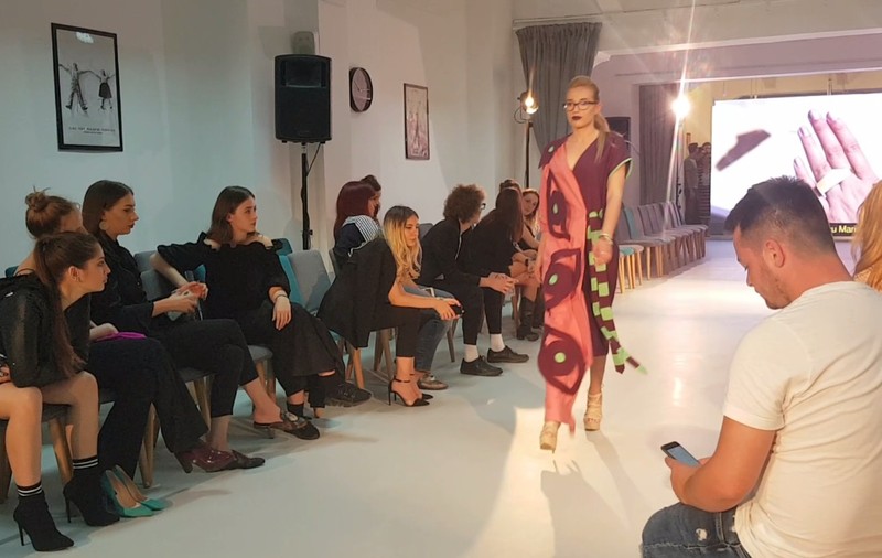 VIDEO/ Cum să ajungi designer vestimentar când nu știi să coși. Visul clădit din bucăți de material