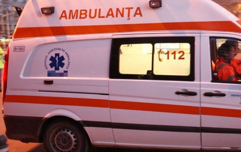 Trei persoane, rănite grav după ce mașina în care se aflau a intrat într-un stâlp