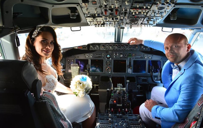 Un pilot din Iaşi s-a însurat chiar la bordul avionului companiei la care lucrează (FOTO)