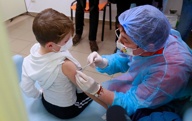 Studiu: Vaccinul anti-COVID de la Pfizer, mai puţin eficient la copiii cu vârsta între 5 și 11 ani