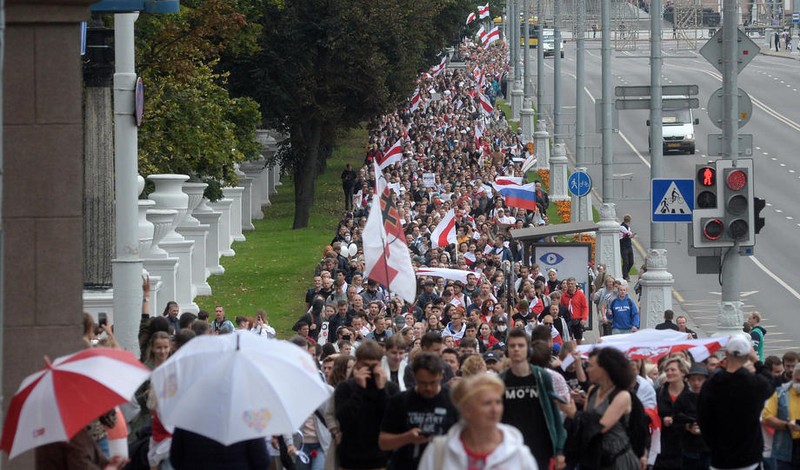 Protest uriaș la Minsk, în a patra săptămână de manifestații anti-Lukaşenko
