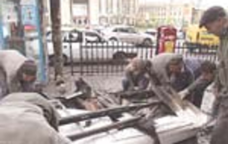 Un copil a murit ars in masina parintilor