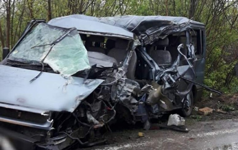 Un microbuz cu călători a intrat într-un tir în Dâmbovița. Echipele de descarcerare intervin la fața locului