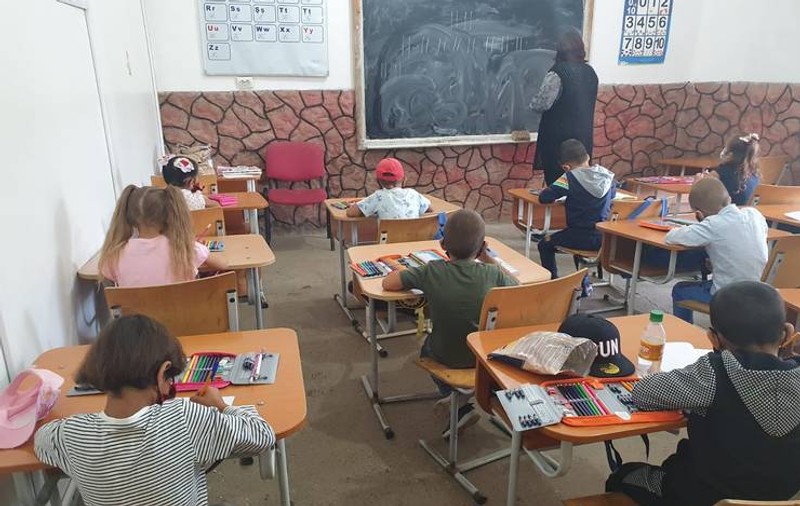 Școală într-un salon de nunți. Locul în care învață peste 150 de copii din satul ieșean Humosu