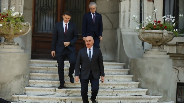 Ilie Bolojan, înaintea unei declarații la sediul PNL, alături de Mircea Abrudean și Gabriel Andronache. Foto: Dumitru Angelescu / Libertatea