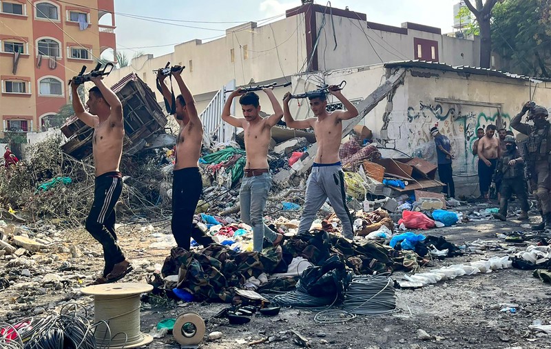 Deținuții din Fâșia Gaza sunt umiliți și bătuți de armata israeliană, iar unii sunt eliberați doar în scutece, acuză un oficial ONU