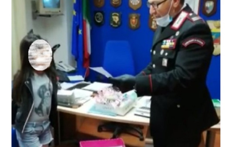 O fetiță cu origini românești a impresionat Italia. Gestul pe care l-a făcut pentru carabinieri
