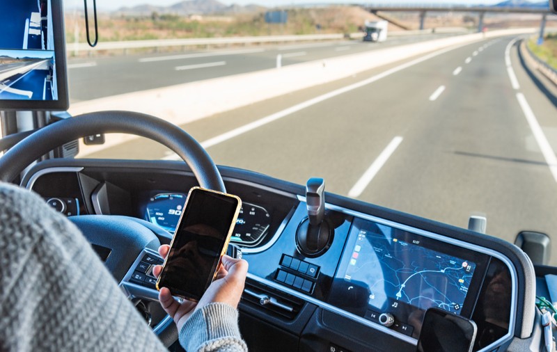 Un șofer de TIR a participat la o ședință online în timp ce conducea pe autostradă: „Un moment de neatenție poate schimba vieți”