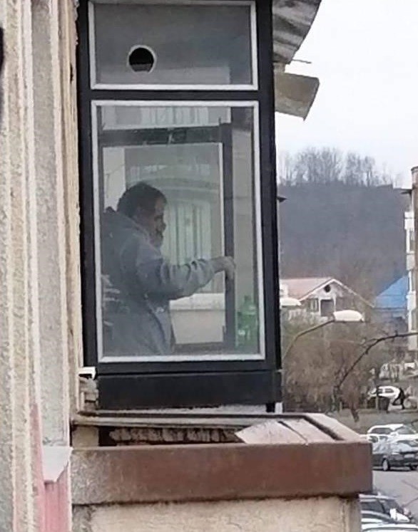 Gheorghe Moroșan, în timp ce negocia cu polițiștii. Foto: Captură video