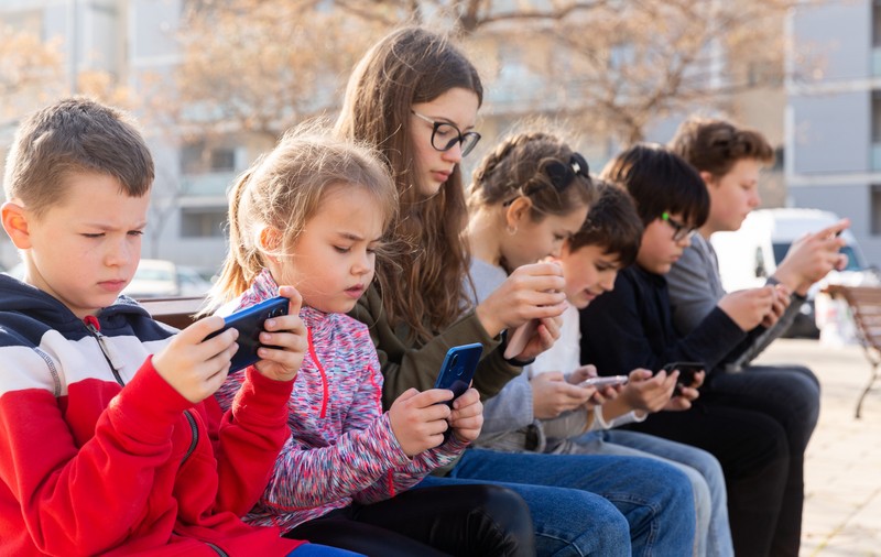 Potrivit unui studiu, peste 30% dintre români vor interzicerea accesului copiilor sub 16 ani la rețele sociale 