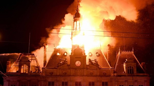 Turnul istoric de 43 de metri al Primăriei din Limoges, veche de 143 de ani, s-a prăbușit în flăcări în timpul revoltelor din Franța