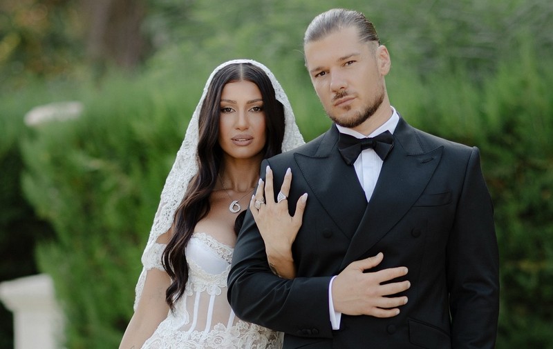 Alina Eremia și Eduard Barbu s-au căsătorit după 8 ani de relație. Artista a purtat în ziua nunții două rochii de mireasă spectaculoase
