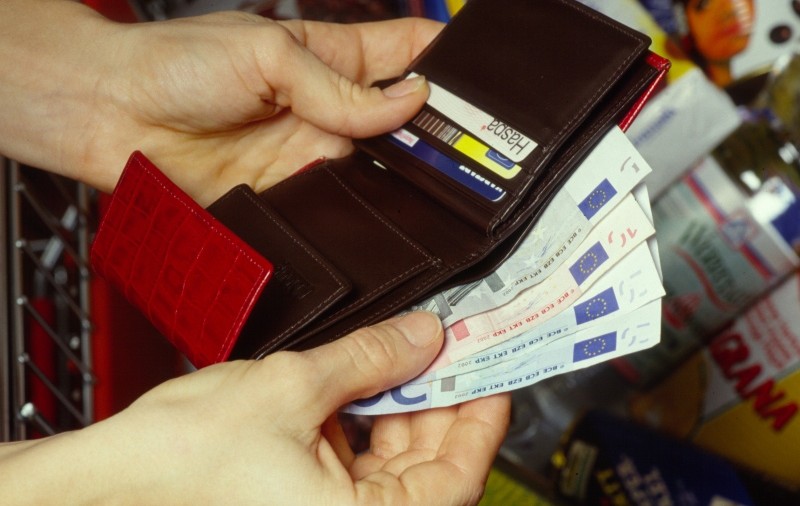 A vrut să golească un cont bancar cu acte false