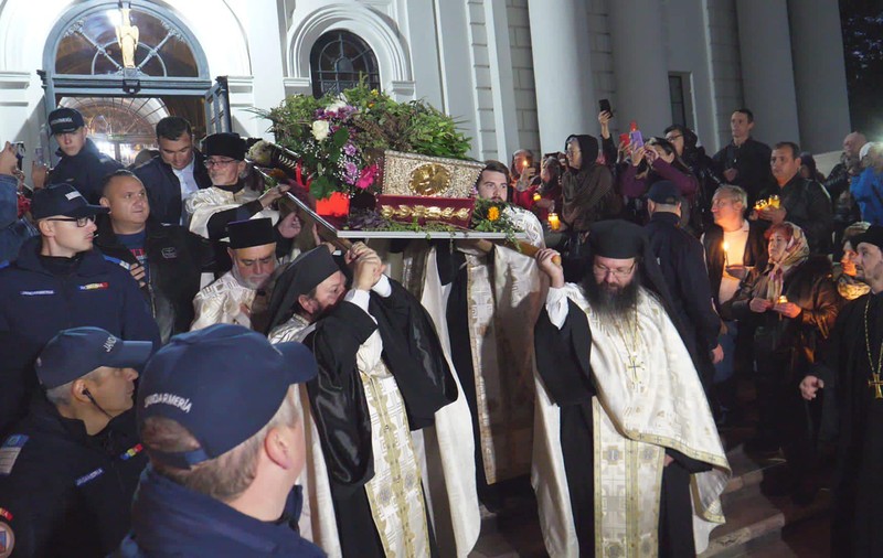 Peste 13.500 de oameni au aşteptat în cursul nopţii la rând pentru a se închina la moaştele Sfintei Parascheva. Zeci de mii de români îşi sărbătoresc onomastica
