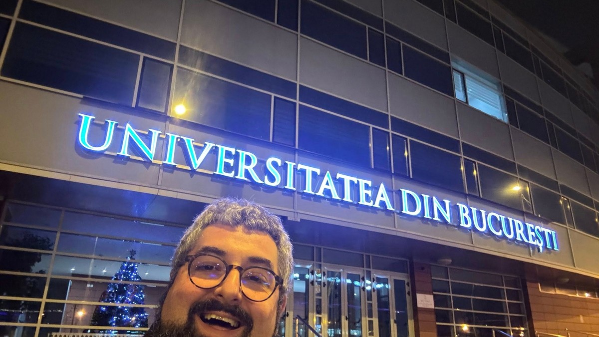 Bogdan-oprea-in-fata-univrsitatii-bucuresti
