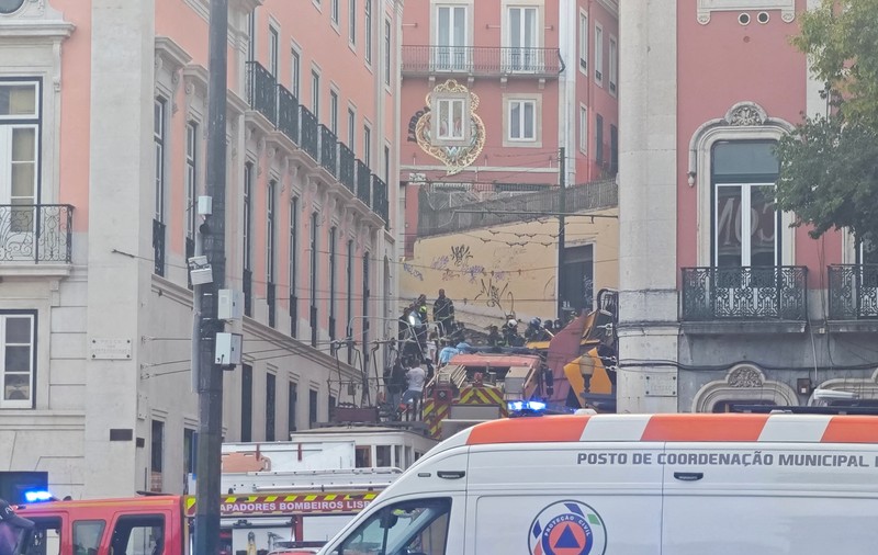 Zi de doliu național în Portugalia după ce funicularul Gloria din Lisabona s-a prăbuşit. Cel puțin 15 oameni au murit