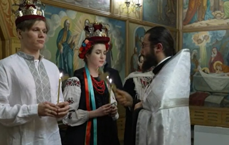 Nuntă în vremea războiului. Cuplul care și-a petrecut prima zi de căsătorie înarmându-se pentru a-și apăra țara