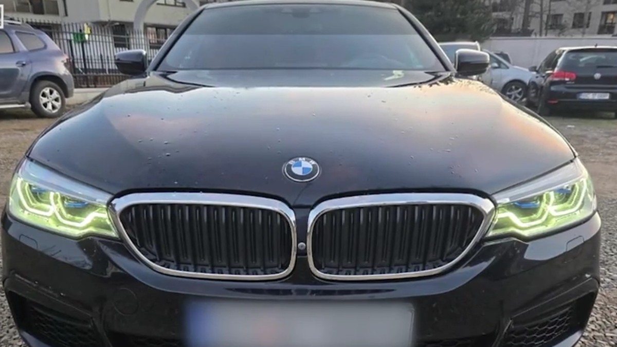 Așa arăta mașina de lux înainte de a fi închiriată. FOTO: Captură video.