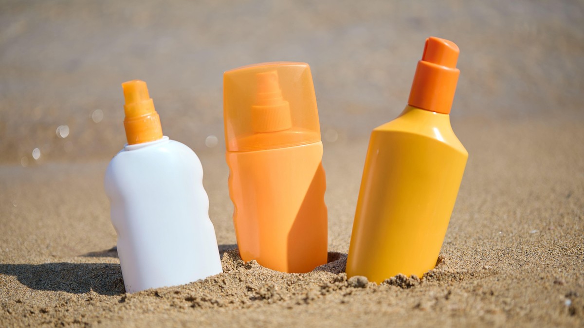 Sticluțe și spray-uri cu cremă de protecție solară (SPF) pe plajă